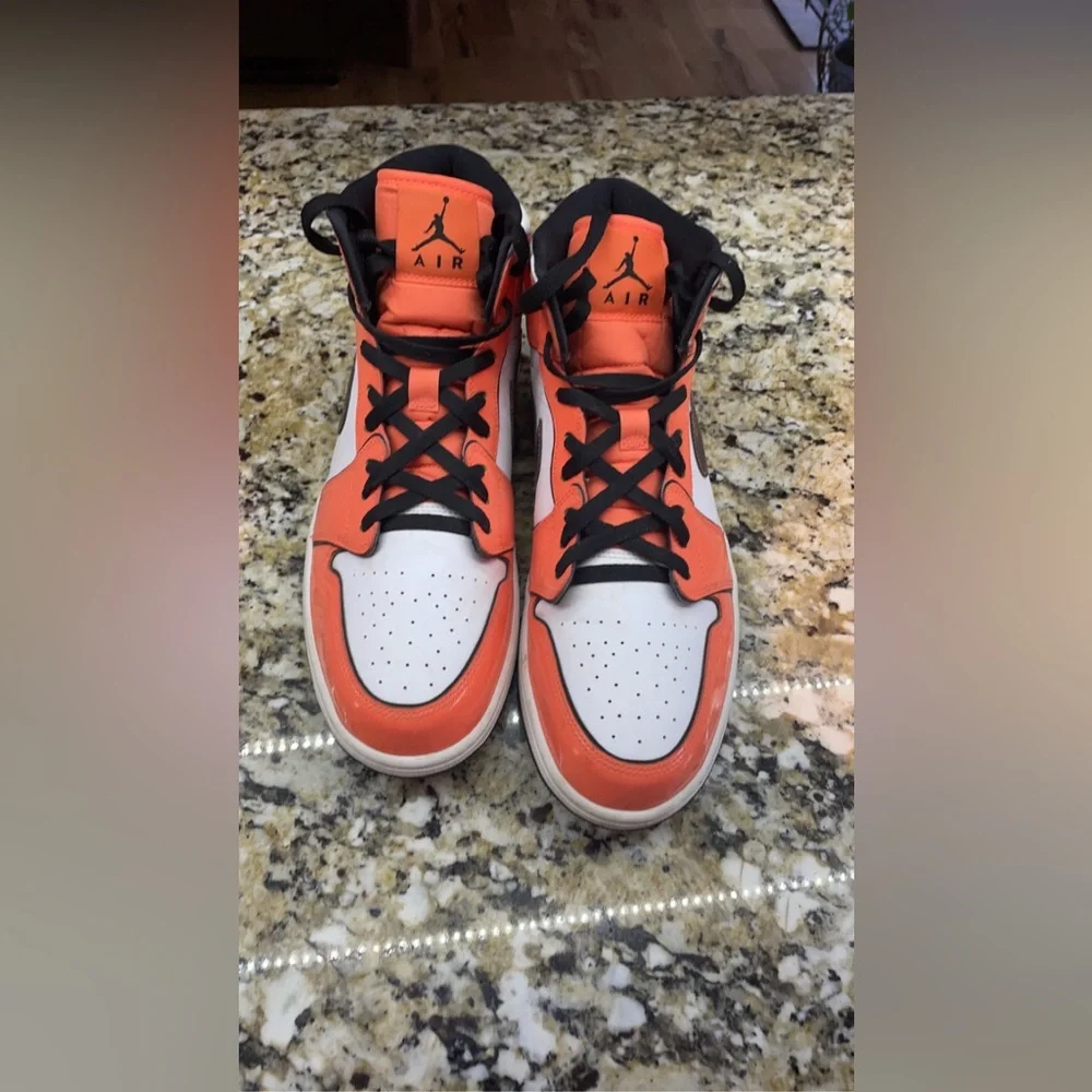 Jordan 1 Mids rarely wore - Picture 2 of 2